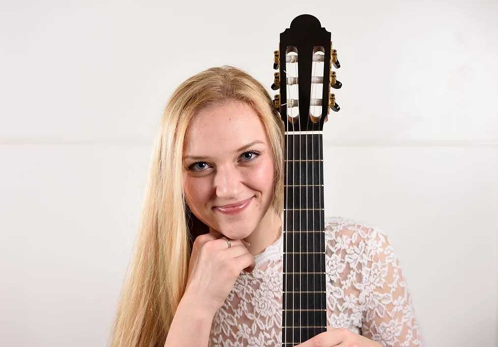 julia trintschuk guitar
